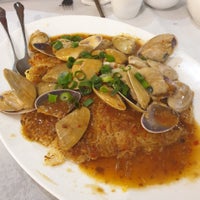 Foto diambil di Golden Century Seafood Restaurant oleh J pada 8/14/2019