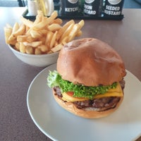 Foto diambil di Burger 10 oleh J pada 11/5/2019
