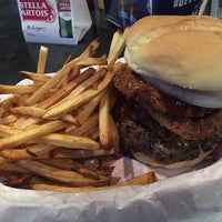 Foto scattata a Sinful Burger Sports Grill da Clinton P. il 8/27/2017