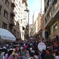 Photo taken at Rua 25 de Março by Felipe I. on 5/4/2013