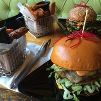 Foto tomada en Steinway Burger Shack  por Shanty S. el 9/22/2014