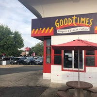 Foto scattata a Good Times Burgers &amp;amp; Frozen Custard da Nina G. il 9/30/2018