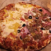 Photo taken at Pieology Pizzeria by Candy L. on 9/29/2015