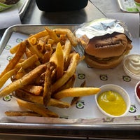 Foto diambil di BurgerFi oleh Moe🙂‍↔️ pada 8/30/2021