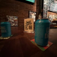 Foto scattata a Louie&amp;#39;s Bar da Blue H. il 1/21/2024