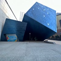 รูปภาพถ่ายที่ Contemporary Jewish Museum โดย Blue H. เมื่อ 9/23/2022
