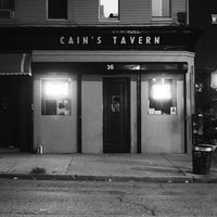 Foto tomada en Cain&amp;#39;s Tavern  por Aaron A. el 6/26/2013