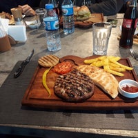 Das Foto wurde bei Ramazan Bingöl Köfte &amp;amp; Steak von Uğur am 1/17/2018 aufgenommen