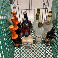 10/8/2021にJenn B.がViscount Wines &amp;amp; Liquorで撮った写真