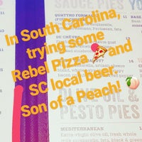 รูปภาพถ่ายที่ Rebel Pie Wood-fired Pizza โดย Genevieve S. เมื่อ 7/13/2017