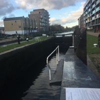 Photo taken at Johnson&amp;#39;s Lock (Regents Canal) by Durr K. on 11/5/2017