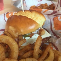 Foto tirada no(a) Burger Fusion Company por Becky E. em 10/10/2015