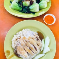 Photo taken at Tian Tian Hainanese Chicken Rice by Wiolet Z. on 5/9/2024