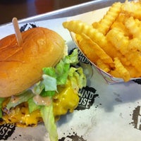 Foto tirada no(a) Grindhouse Killer Burgers por Reese C. em 10/16/2012