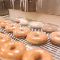 11/7/2013 tarihinde Krispy Kreme Doughnutsziyaretçi tarafından Krispy Kreme Doughnuts'de çekilen fotoğraf