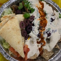 Das Foto wurde bei The Halal Guys von Food Daddy am 8/14/2023 aufgenommen