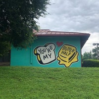 Снимок сделан в You&amp;#39;re My Butter Half (2013) mural by John Rockwell and the Creative Suitcase team пользователем Nancy D. 5/21/2019