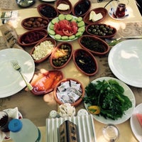 Das Foto wurde bei Ömür Restaurant von Ayşegül am 7/8/2015 aufgenommen