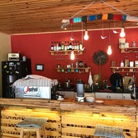 รูปภาพถ่ายที่ Yedi (7) - Cafe โดย Özgür U. เมื่อ 4/9/2017