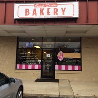 รูปภาพถ่ายที่ Sweet Cheeks Bakery โดย Kevin R. เมื่อ 11/9/2013