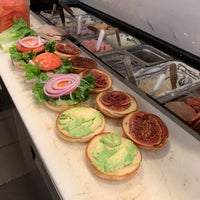 Foto scattata a Bagel Street Cafe Millbrae da David Y. il 5/15/2021