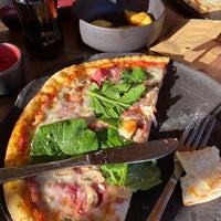 Foto tirada no(a) Pomidori Pizzeria por Eda K. em 10/23/2021