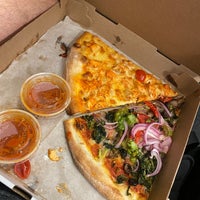 รูปภาพถ่ายที่ Uncle Paul&amp;#39;s Pizza โดย Gabbie S. เมื่อ 8/28/2022