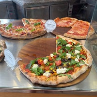 Foto diambil di Sfizio Pizza oleh A pada 5/17/2022