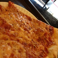 รูปภาพถ่ายที่ Broadway Pizza &amp;amp; Restaurant โดย Steve A. เมื่อ 10/14/2012