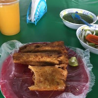 Photo taken at Tacos de Barbacoa del Carro Rojo by Oscar L. on 9/2/2017