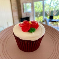 Foto scattata a Sibby&amp;#39;s Cupcakery da Karina N. il 6/30/2021