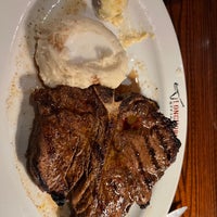 Photo taken at LongHorn Steakhouse by Fahad on 8/10/2022