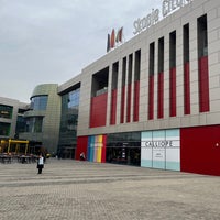 รูปภาพถ่ายที่ Skopje City Mall โดย İsmail A. เมื่อ 11/24/2021