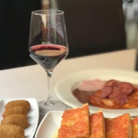 Foto diambil di El Mesón Bar Restaurant oleh Patricia pada 4/21/2019
