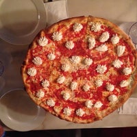4/25/2014 tarihinde Michael Angelo G.ziyaretçi tarafından Luna Pizza - West Hartford'de çekilen fotoğraf