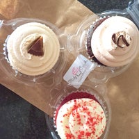 รูปภาพถ่ายที่ Flirty Cupcakes on Wheels โดย Jenny C. เมื่อ 4/23/2015