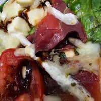 Foto scattata a Capricciosas pizza gourmet da LK il 8/18/2023