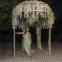 Das Foto wurde bei Wonders Wedding Pool Restaurant von Derya Ç. am 8/18/2021 aufgenommen