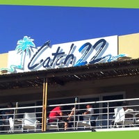 Foto tirada no(a) Catch22 Beachside Grille &amp;amp; Bar por Catch22 Beachside Grille &amp;amp; Bar em 6/30/2013