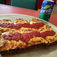 Foto tirada no(a) Pizza Squared Detroit Style Pizza por Pizza Squared Detroit Style Pizza em 7/12/2013