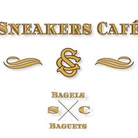 Das Foto wurde bei Sneakers Café von Sneakers Café am 7/1/2013 aufgenommen