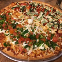 Foto scattata a Steveston Pizza da Gene Y. il 3/23/2017