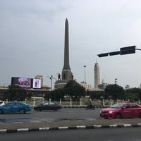 Photo taken at Victory Monument by Sairug on 10/2/2016