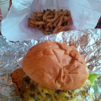 Foto tomada en MOOYAH Burgers, Fries &amp;amp; Shakes  por Tyler B. el 12/4/2013