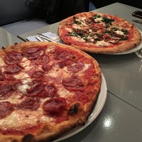 Foto tirada no(a) De Pizzabakkers por Zeb D. em 9/4/2017