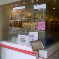 Photo taken at Tian Tian Hainanese Chicken Rice by Longs N. on 2/20/2011