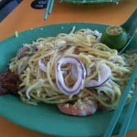 Photo taken at Nam Kee Fried Prawn Noodle by AA M. on 11/23/2011