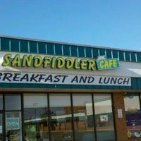 Foto tomada en Sandfiddler Cafe  por Clay R. el 4/7/2011