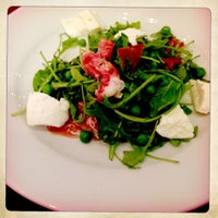 Photo taken at Carluccio&amp;#39;s by ᴡ R. on 6/14/2012