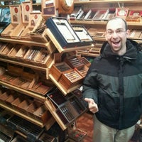 Foto tomada en Cigara Smoke Shop  por James M. el 1/2/2012